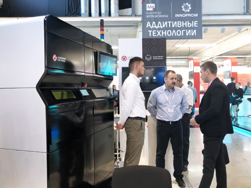 В июле 2018 готовый 3D-принтер со стеклопластиковым корпусом уехал красоваться на выставку "ИННОПРОМ"
в Екатеринбург. Имел успех (ну ещё бы).
Фото: АО «Лазерные системы»